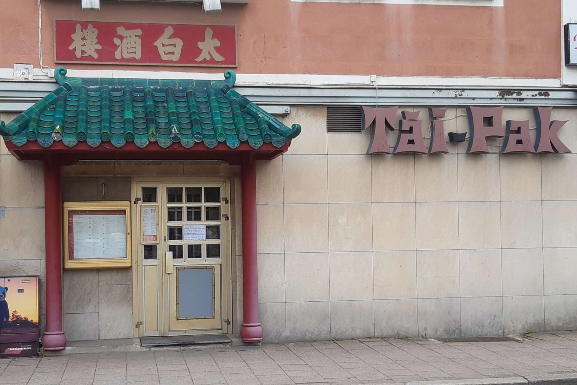 Välbekant exteriör. Sedan 1976 har restaurang Tai-Pak funnits vid Sandtorget, men nu är det slut. Nyligen stängde Tai Pak och ett ägarbyte skedde 1 maj.