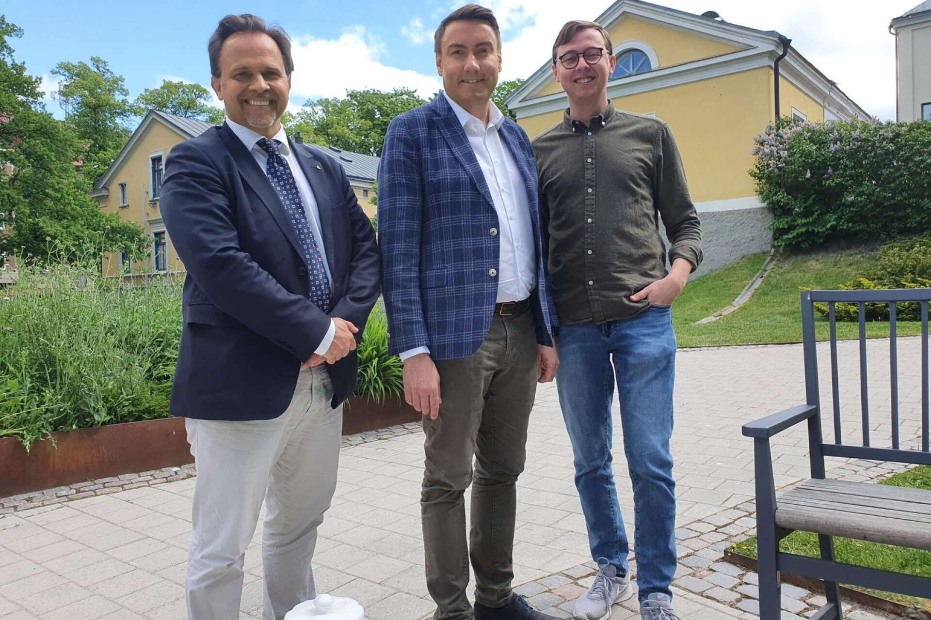 Niklas Wikström (L), Erik Nilsson (KD) och Alexander Torin (M) presenterade Karlstadoppositionens alternativa budgetförslag i fredags. 