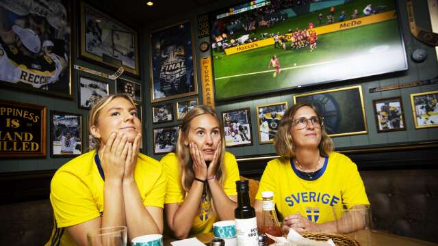 Ebba Angbrant, Ida Trabold och Linda Trabold satt på helspänn hela matchen. 