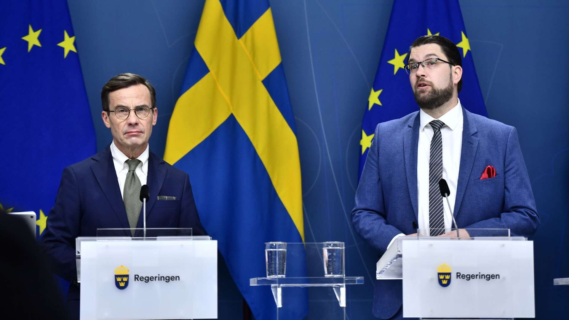 Statsminister Ulf Kristersson (M) och Jimmie Åkesson (SD) försvarar gräddfiler i vården.