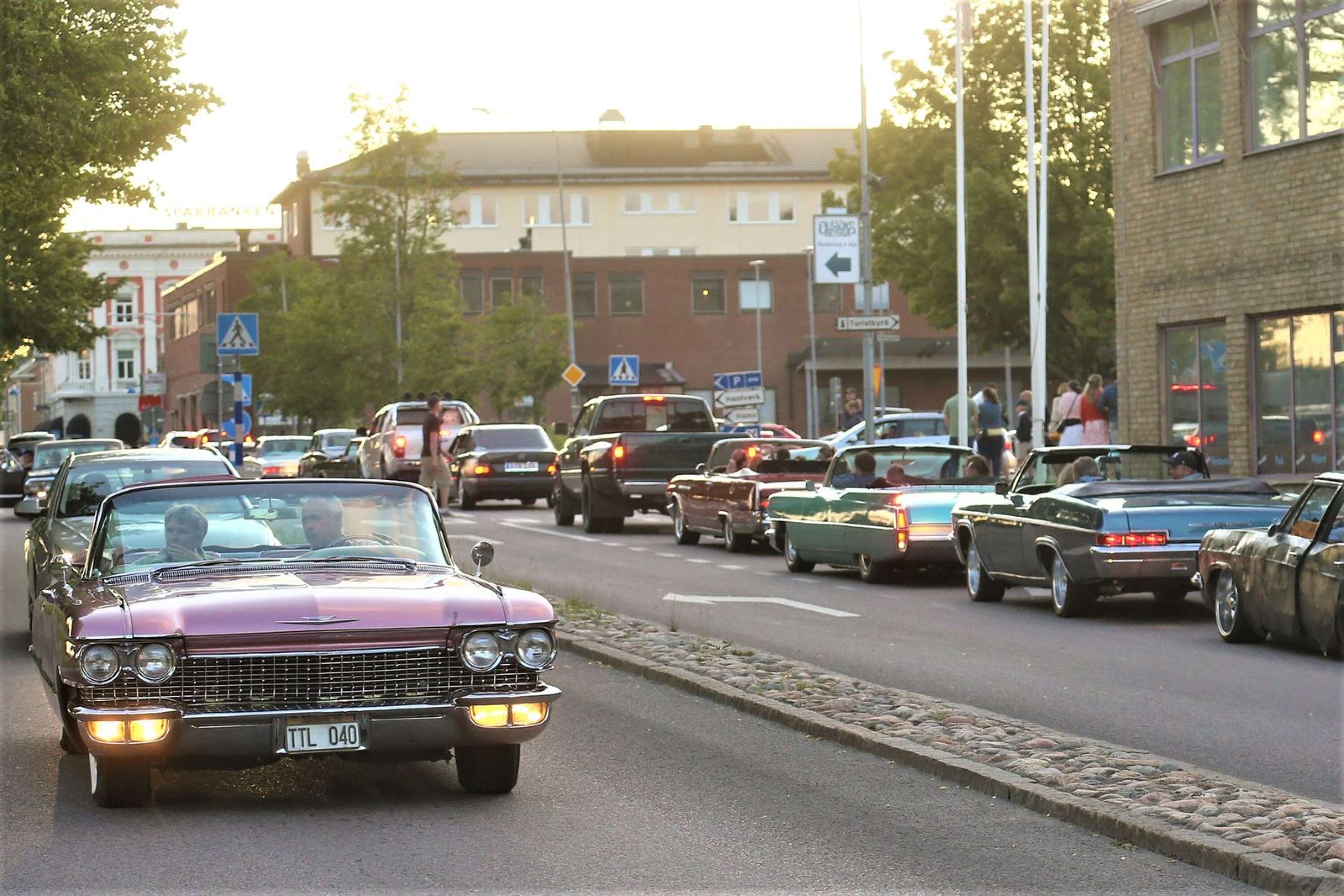 Ett pärlband av bilar genom centrum.