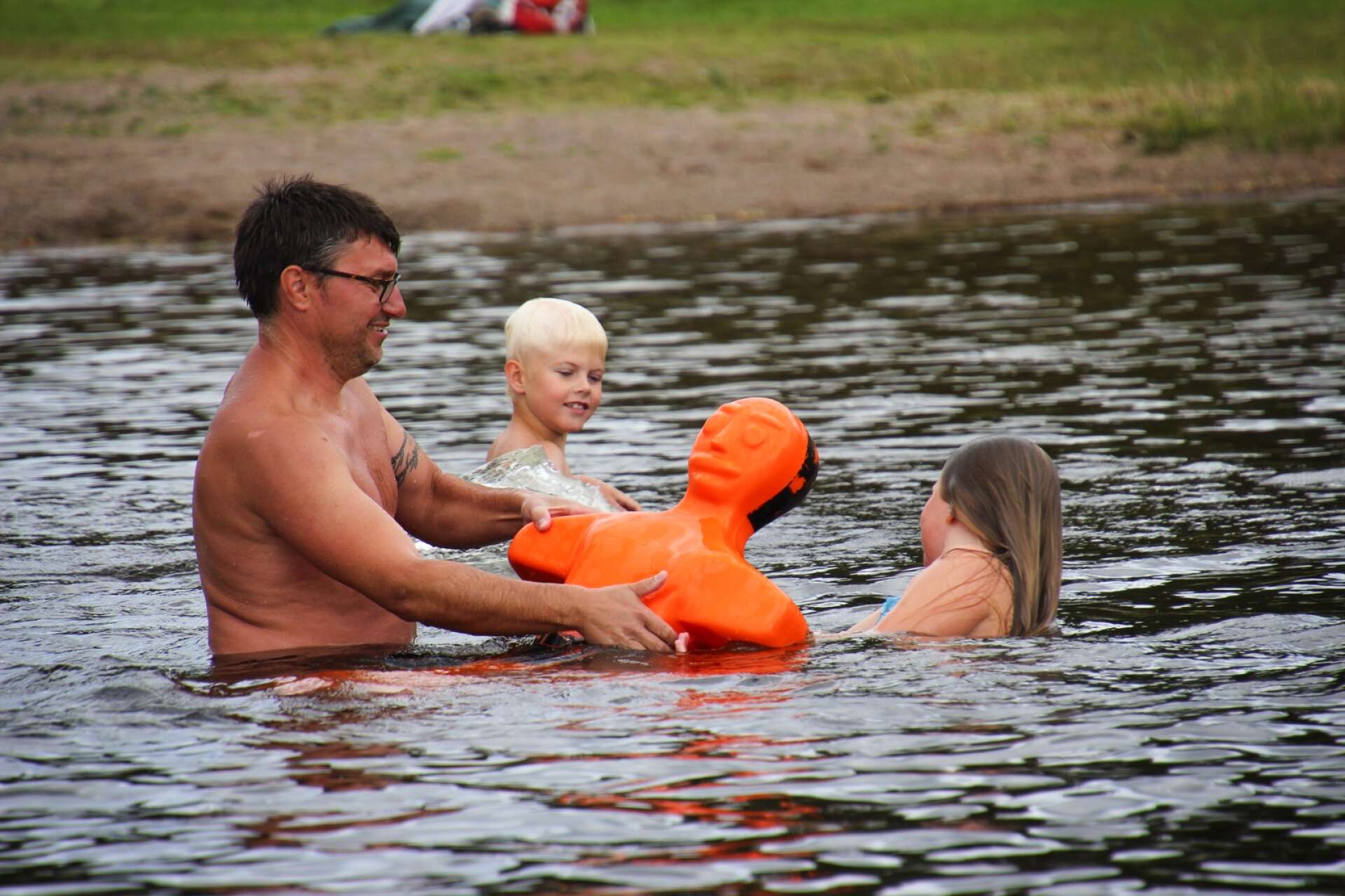 Rekordmånga barn vill lära sig att simma hos Magnus. I år har han hela fyra grupper med barn på olika nivåer.
