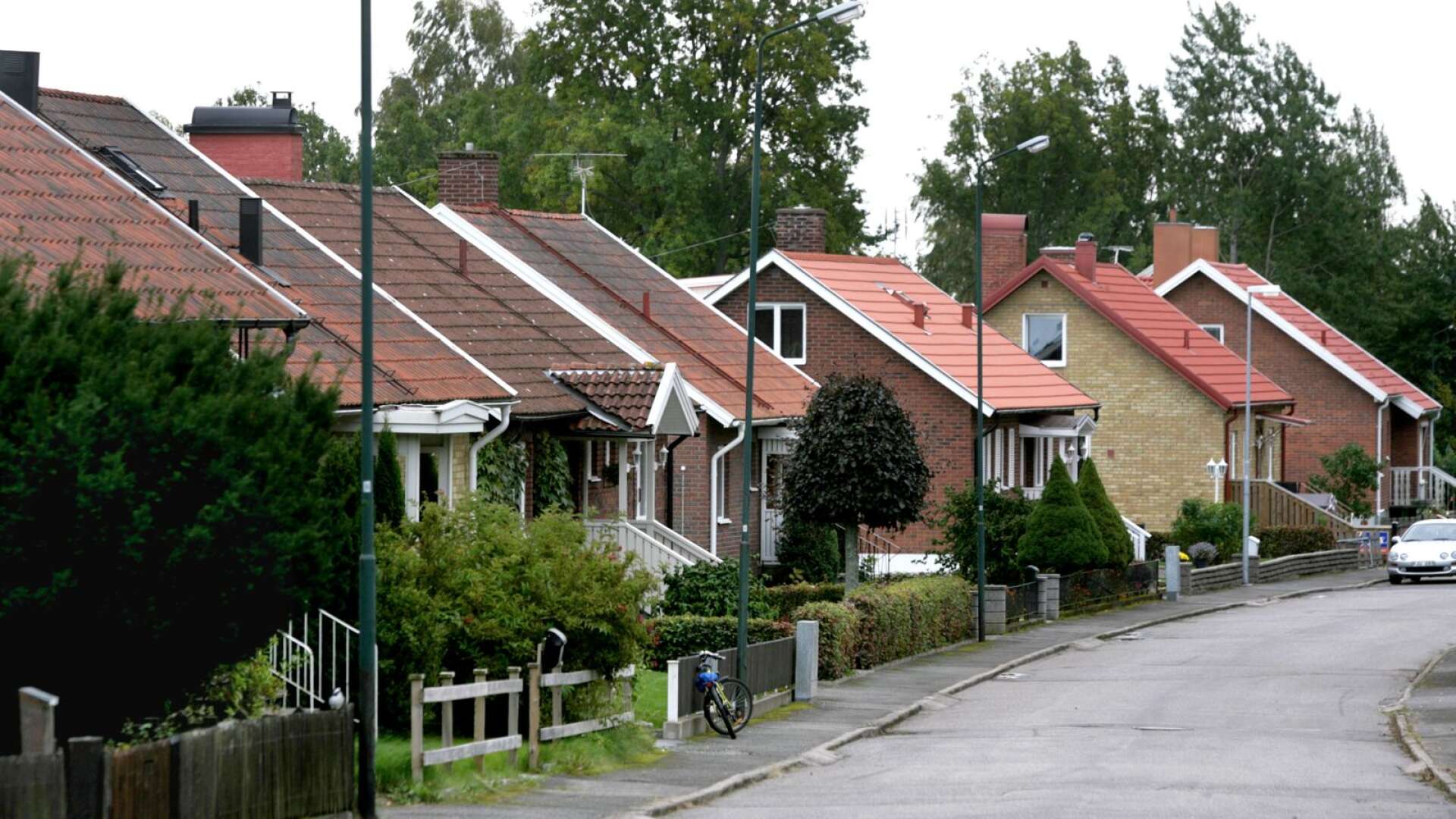 Trots att man ända sedan 1950-talet vetat att människor helst av allt vill bo i ett eget småhus, har politiken drivit på en utveckling där allt färre har råd att bo på det sätt som de önskar, skriver Lars Anders Johansson.