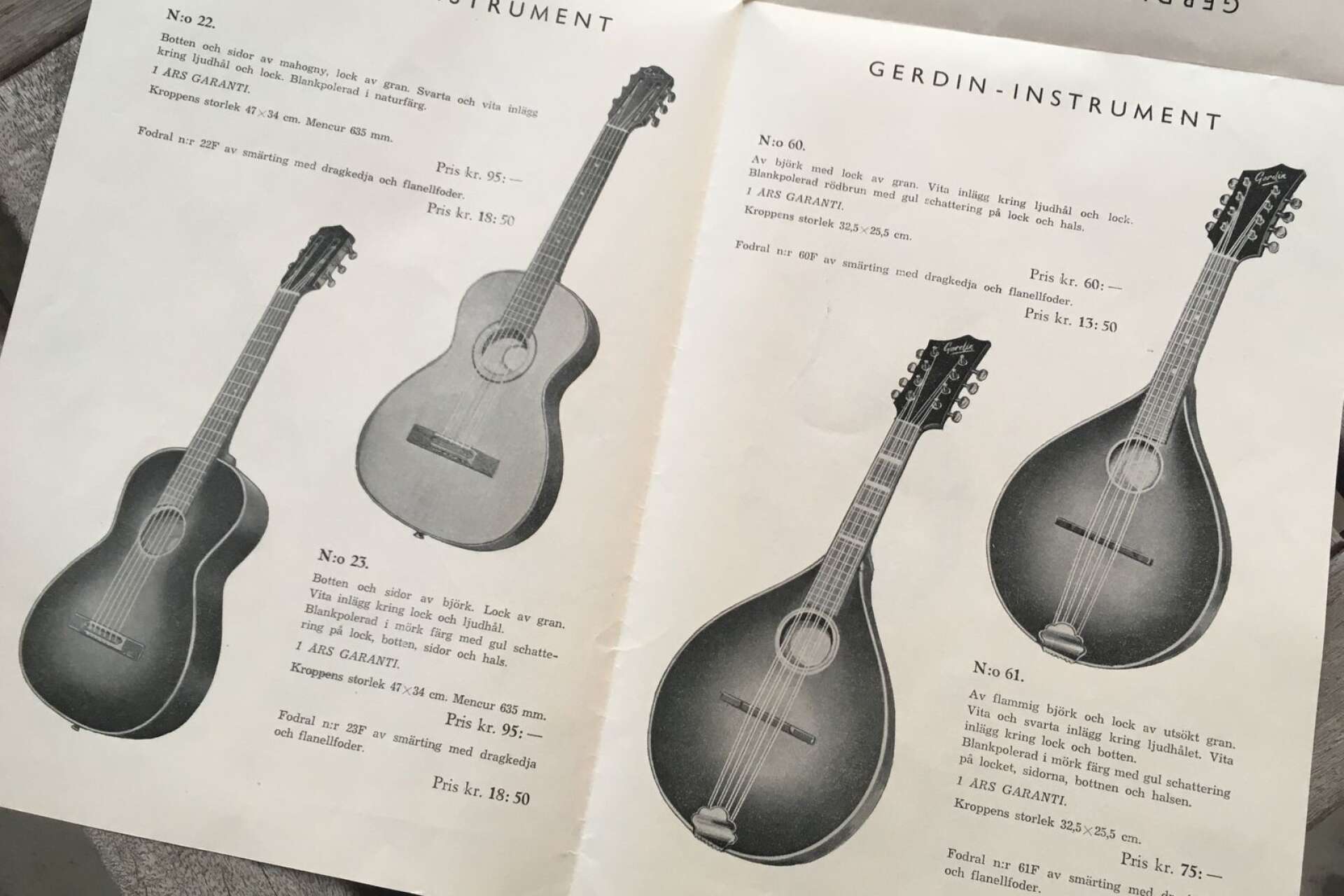 Gerdin hade ett brett sortiment. I reklamfoldern från 1951 presenteras 13 olika gitarrer och mandoliner.