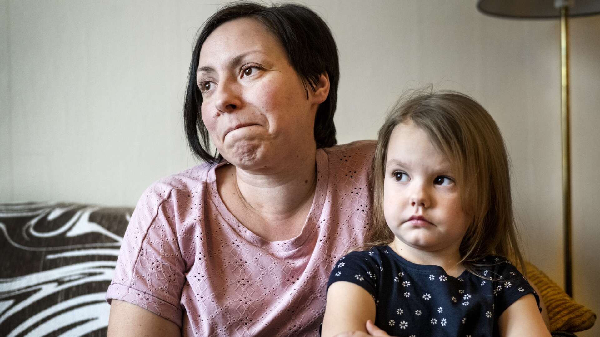 För snart ett år sedan flydde Iryna Sytnik kriget i Ukraina. Hon lever nu tillsammans med sin familj i Karlstad. Här är hon med dottern Anastasya.
