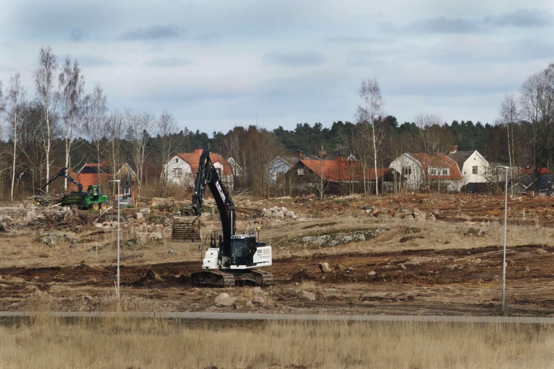 Arbetet med att bygga ut Metsä tissues fabrik i Mariestad har börjat. Nu flyttas massor, bland annat för att bygga tillfälliga bullervallar.