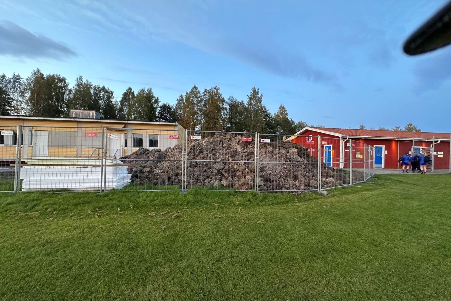 Rösparksskolans gamla gula baracker ska målas röda så det ser ut som de övriga barackerna på Rosta Gärde i Örebro.