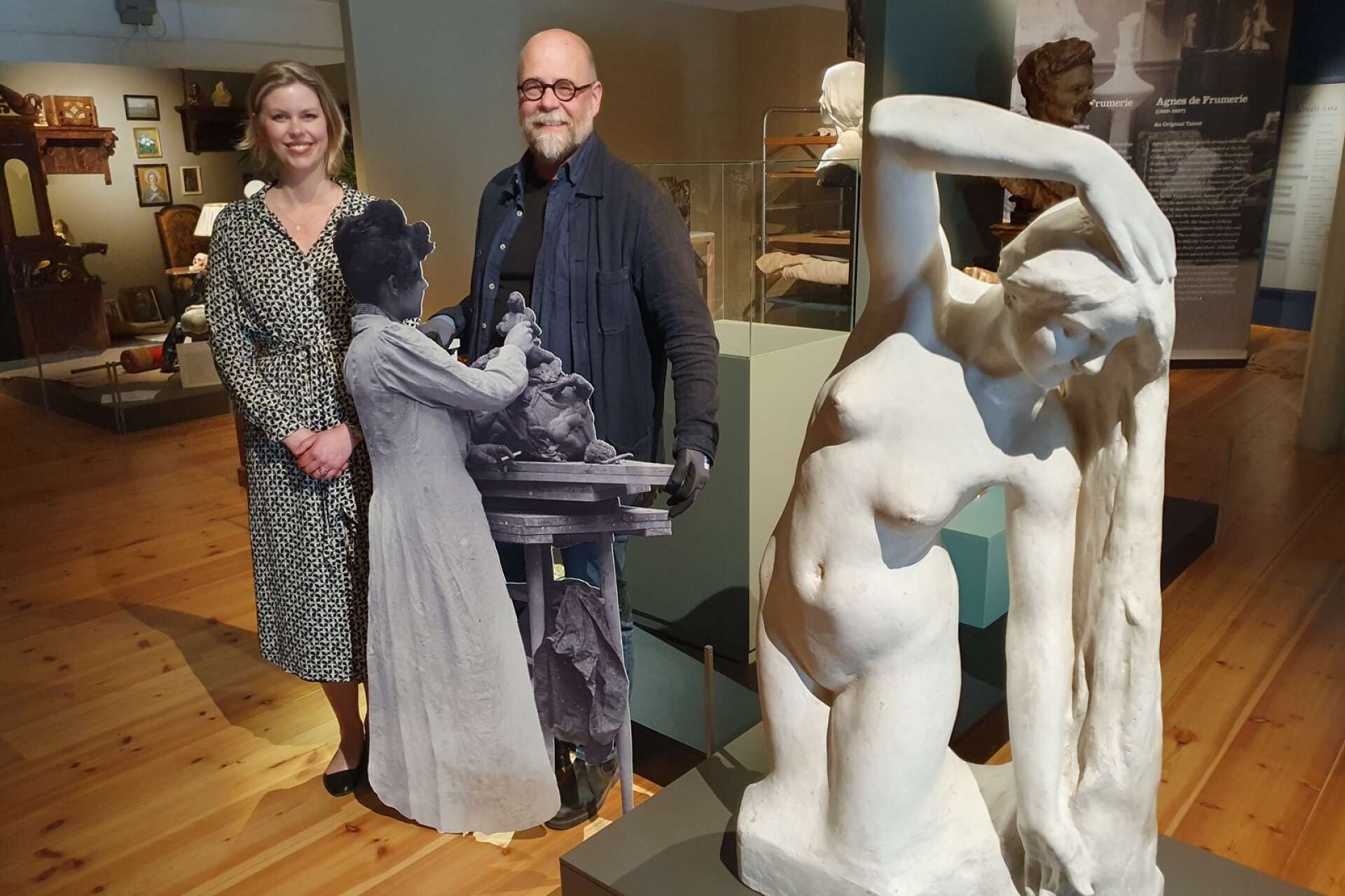 Emelie Byström och Peter Nordin på Västergötlands museum i Skara. Pappfiguren visar Agnes de Frumieres i naturlig storlek och statyn heter ”Vatten”.