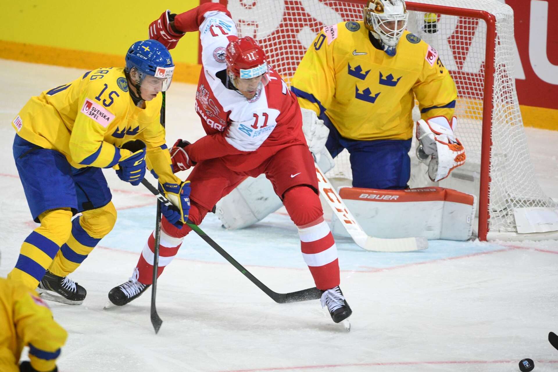 Det blev en tung start för Tre Kronor i ishockey-VM. Förlust mot Danmark.