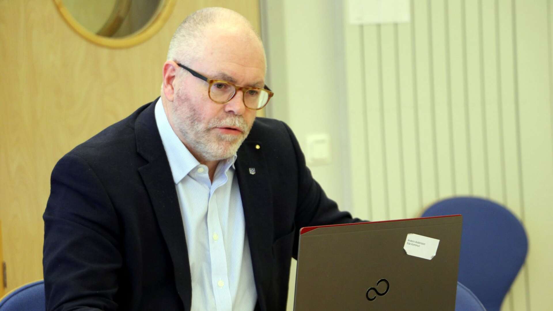 Kommunchef Anders Andersson ska samla kommunens ledningsgrupp på måndag och ta beslut om hur de ska kommunicera coronafall.