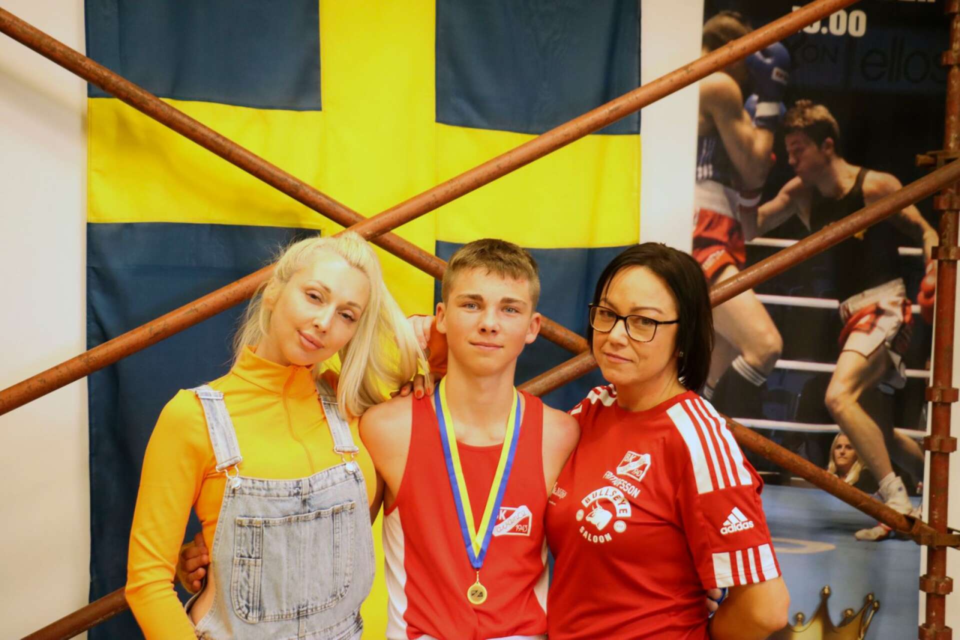 David mellan sin mamma och Carola Fritiofsson, hans svenska ”extramamma”, efter segern.