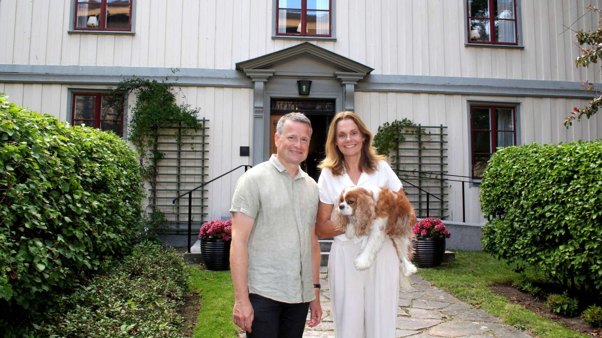 Sören och Veronica Dalevi fick en flytt till ny bostad på kuppen, när Sören fick jobbet som biskop i Karlstad stift. Det tog ett tag att bo in sig efter flytten från 70-talsvillan till 1700-talshuset, avslöjar de.