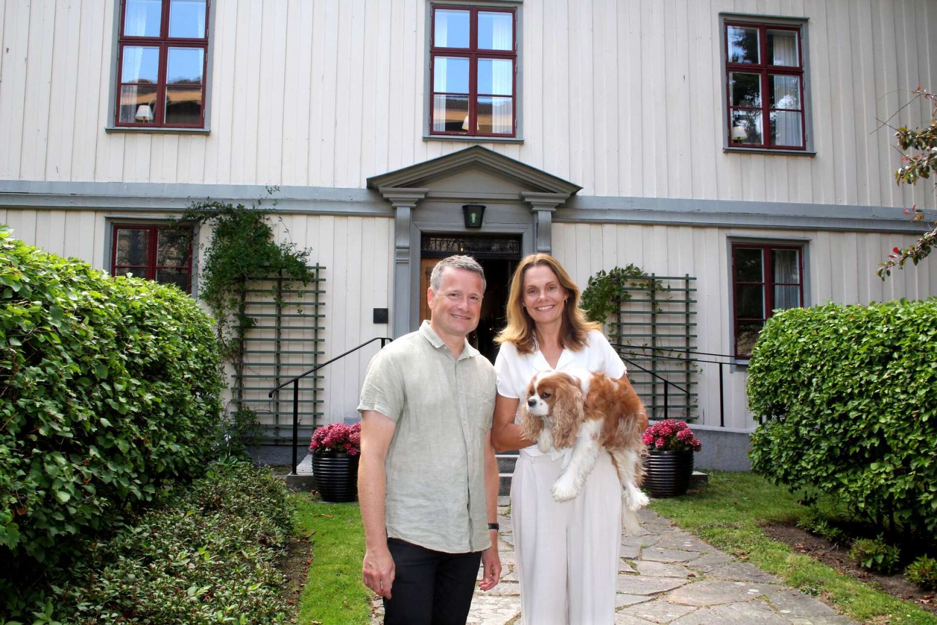 Sören och Veronica Dalevi fick en flytt till ny bostad på kuppen, när Sören fick jobbet som biskop i Karlstad stift. Det tog ett tag att bo in sig efter flytten från 70-talsvillan till 1700-talshuset, avslöjar de.