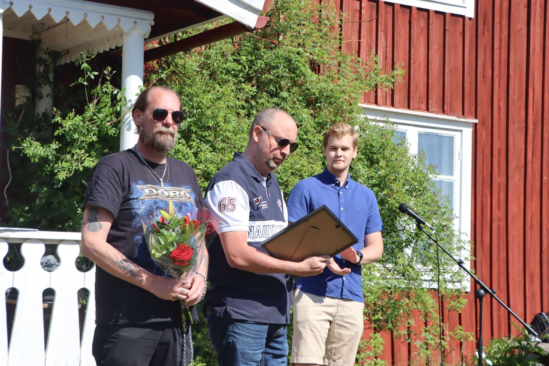 Tony Karlsson och Mattias Oskarsson i Centrumbio och kulturföreningen tog emot pris för föreningens återöppnande av biografen i Gullspång. 