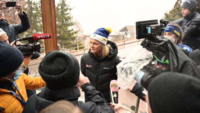 Många ville prata med Frida Karlsson när hon mötte media efter segern i Tour de Ski och efterföljande kollapsen.