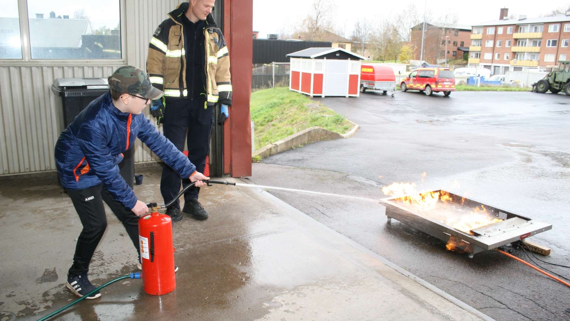 Eleverna från Åsenskolans årskurs 5 fick komma till brandstationen i Filipstad för att vara med på en brandutbildning. De fick bland annat en inblick i första hjälpen och hur man kan hantera brandsläckare och brandfiltar. Amir Larsen fick prova brandsläckaren.