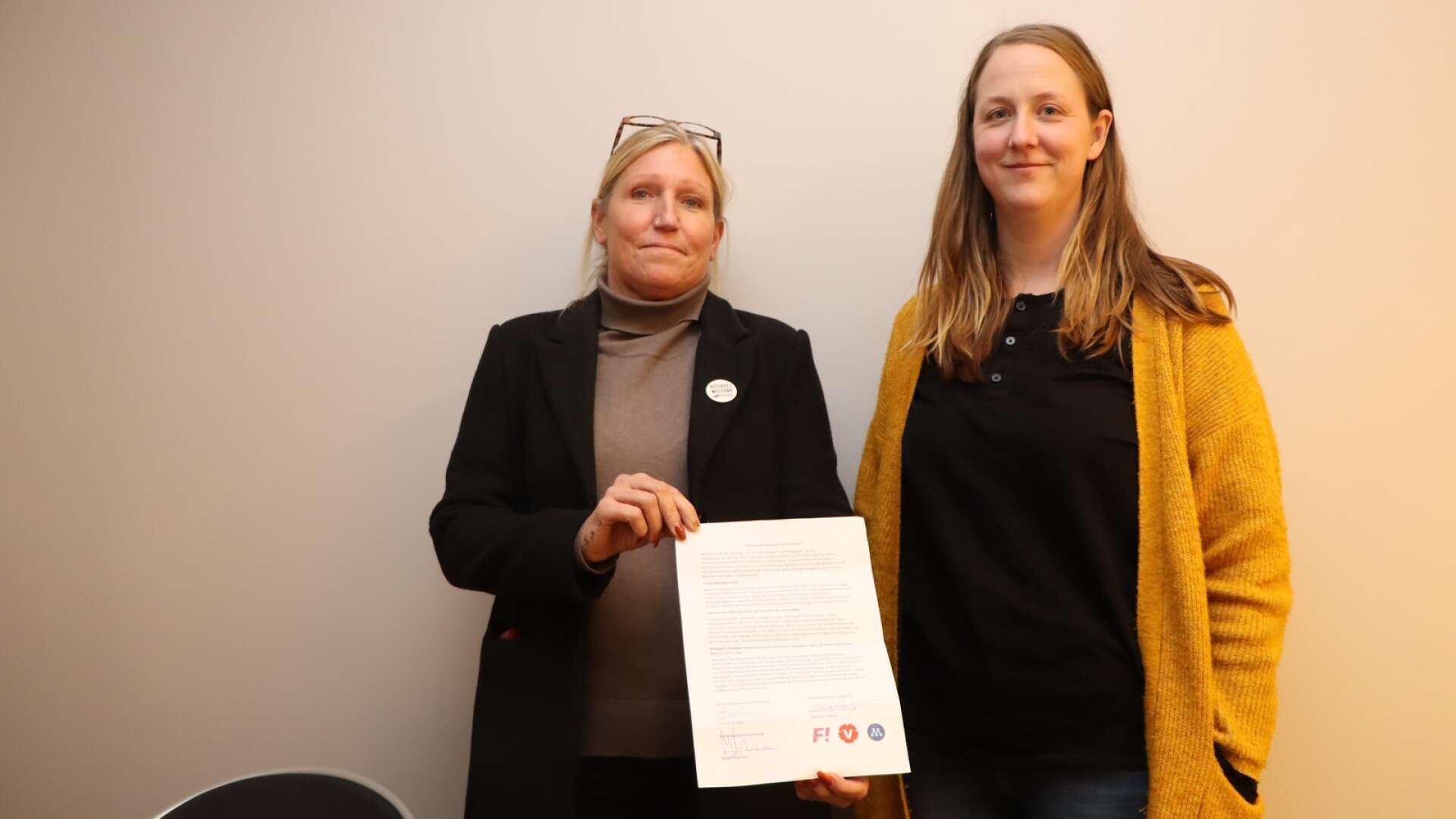 Maria Smedberg (V) och Hanna Jansson (Fi) visar upp överenskommelsen om klimatet som de två partierna skrivit med Moderaterna. 