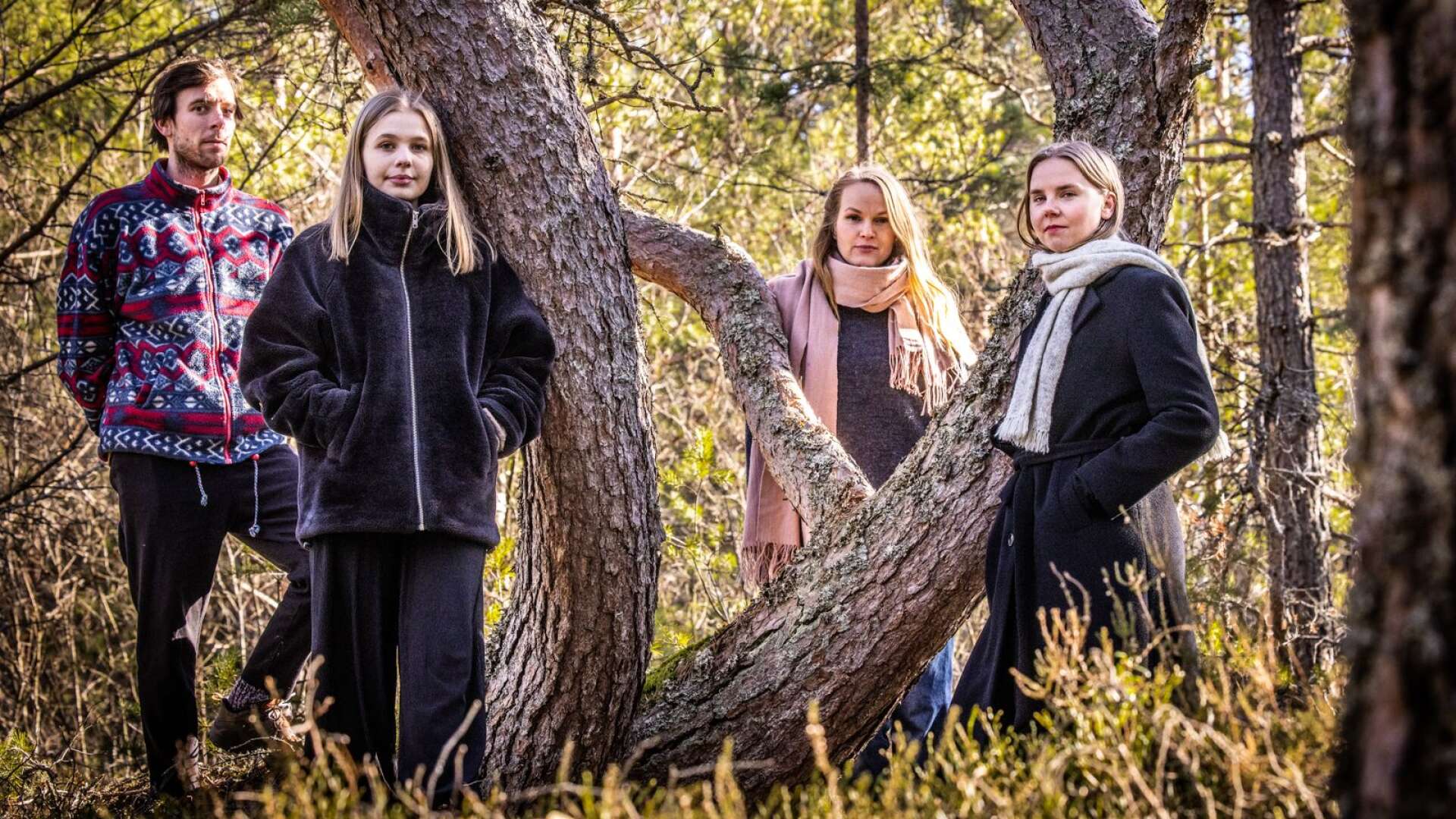 Marcus Sjögren, Julia Westergren, Emma Sundh och Tora Joby vill se skog istället för handelsplats på Månsberget.