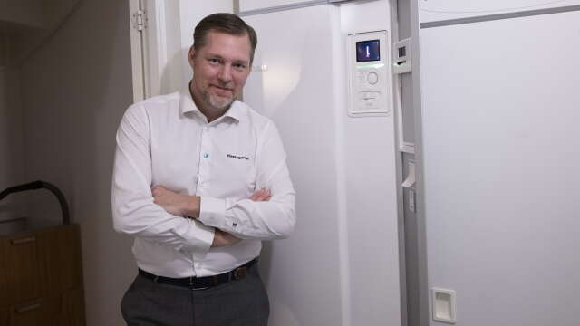 Günther Mårder, vd för Företagarna, visar hur han dagtid stänger av sin frånluftsvärmepump för att spara energi.