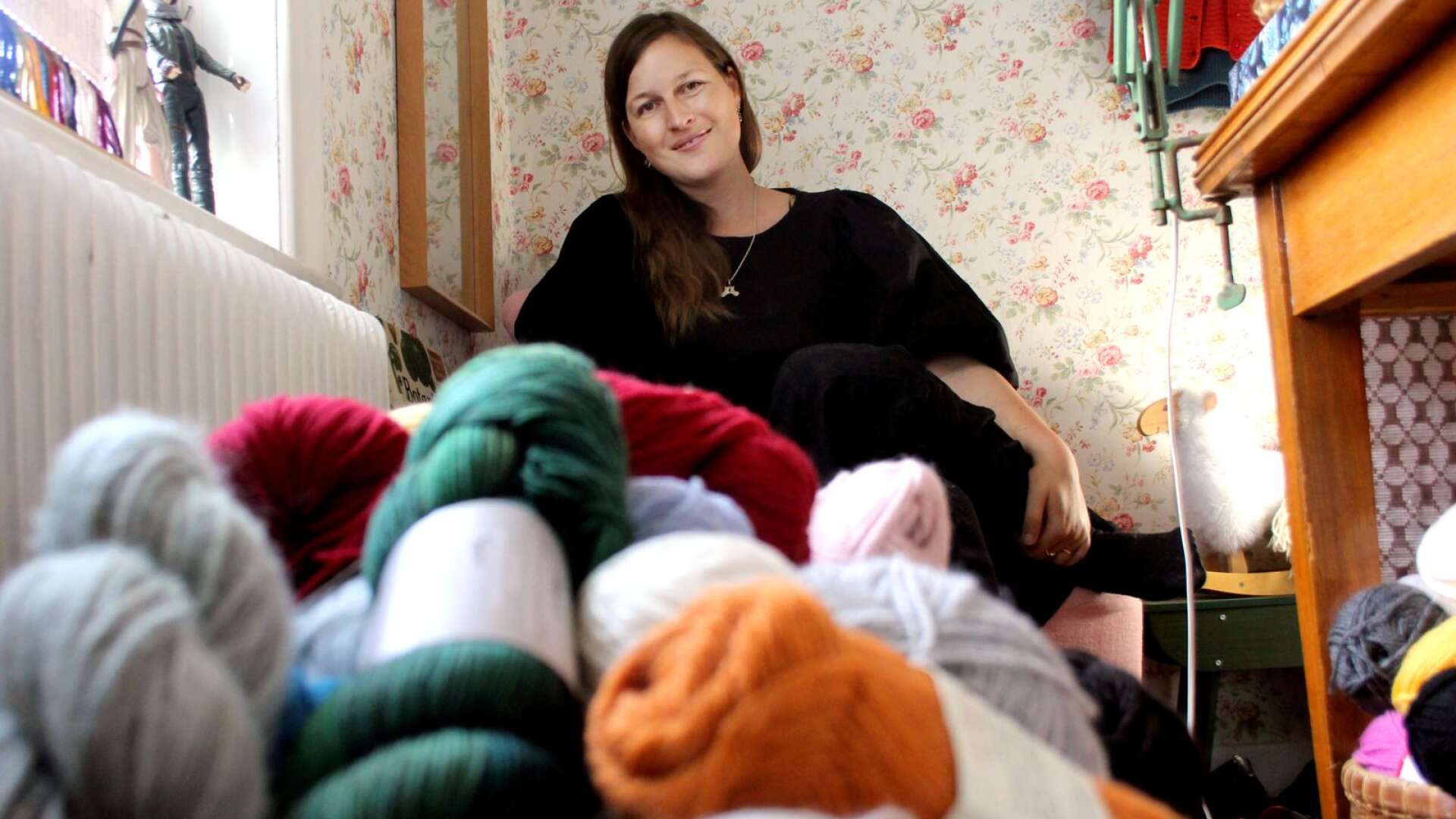 Maja Karlsson är chefsdesigner på ett garnföretag, skriver böcker och har sin ateljé hemma i ett kulturhus i Arvika. Här är det aldrig långt till ett garnnystan.