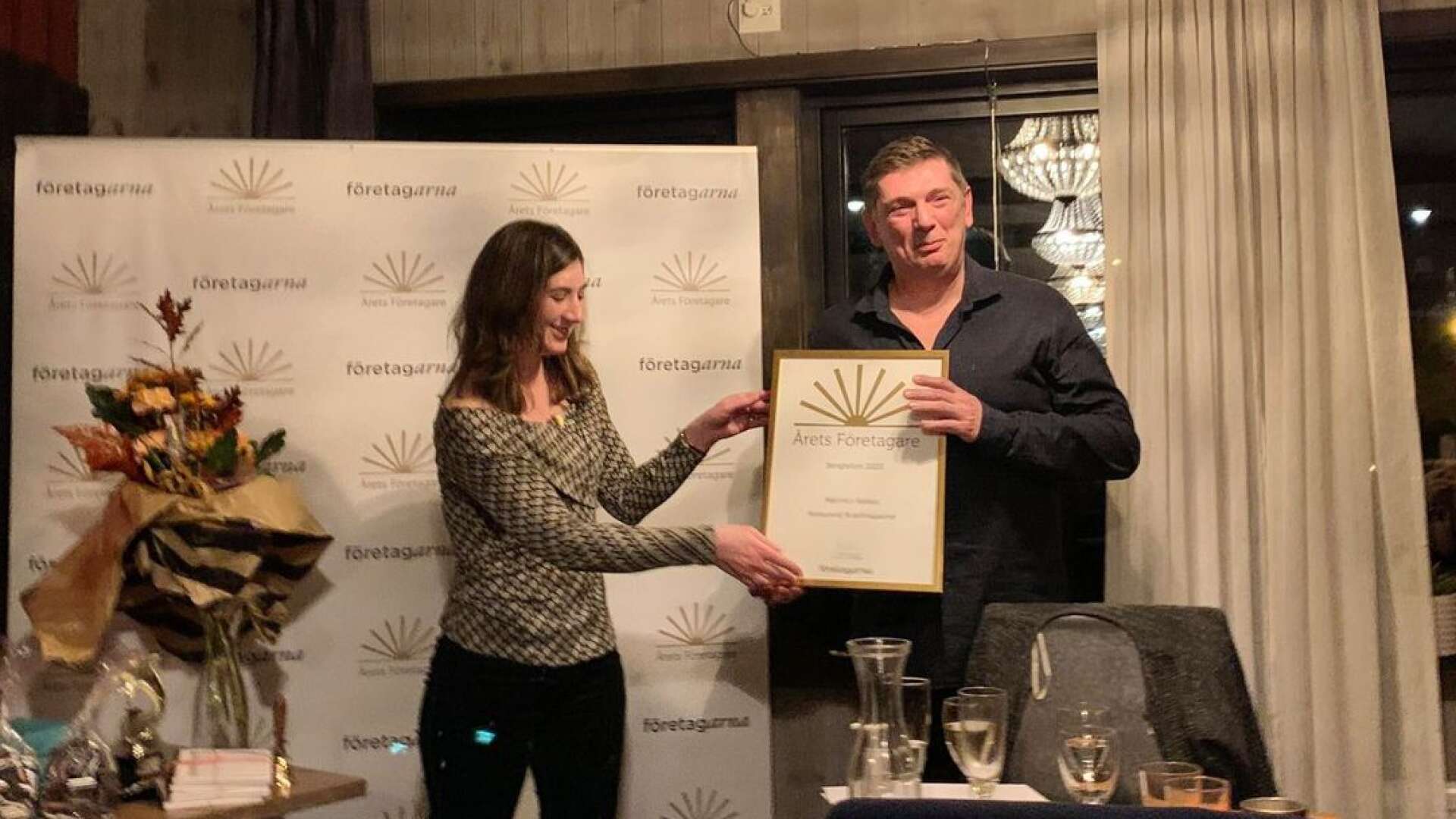 Företagarnas ordförande Stephanie Brodeur Flink läste motiveringen och delade ut diplom och blommor till Marinko Aleksic som under åtskilliga år drivit och utvecklat restaurangverksamheten i Bengtsfors.