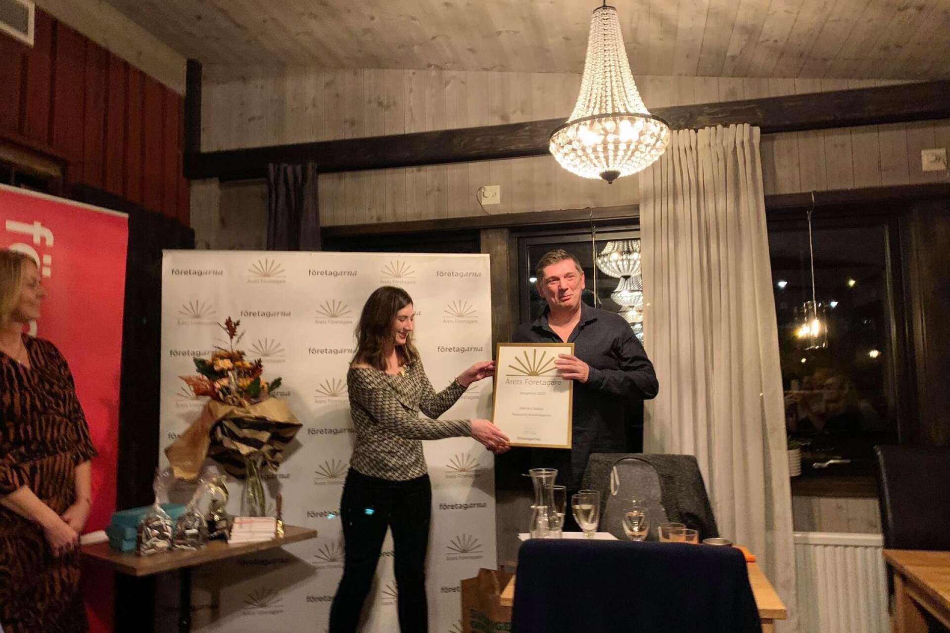 Företagarnas ordförande Stephanie Brodeur Flink läste motiveringen och delade ut diplom och blommor till Marinko Aleksic som under åtskilliga år drivit och utvecklat restaurangverksamheten i Bengtsfors.