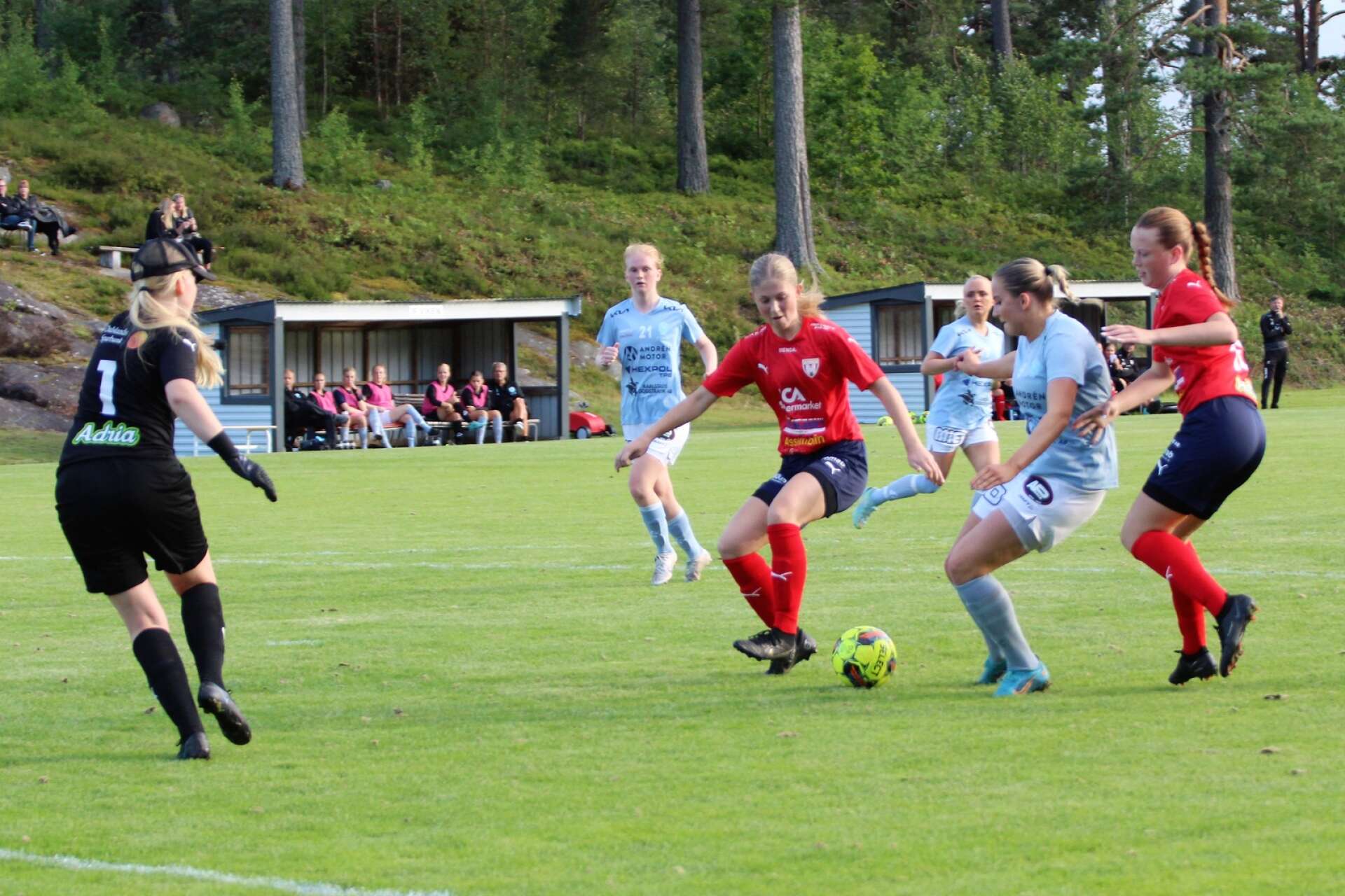 Wilma Enarsson tar sig fram mellan Felicia Larsson och Meja Emanuelsson.