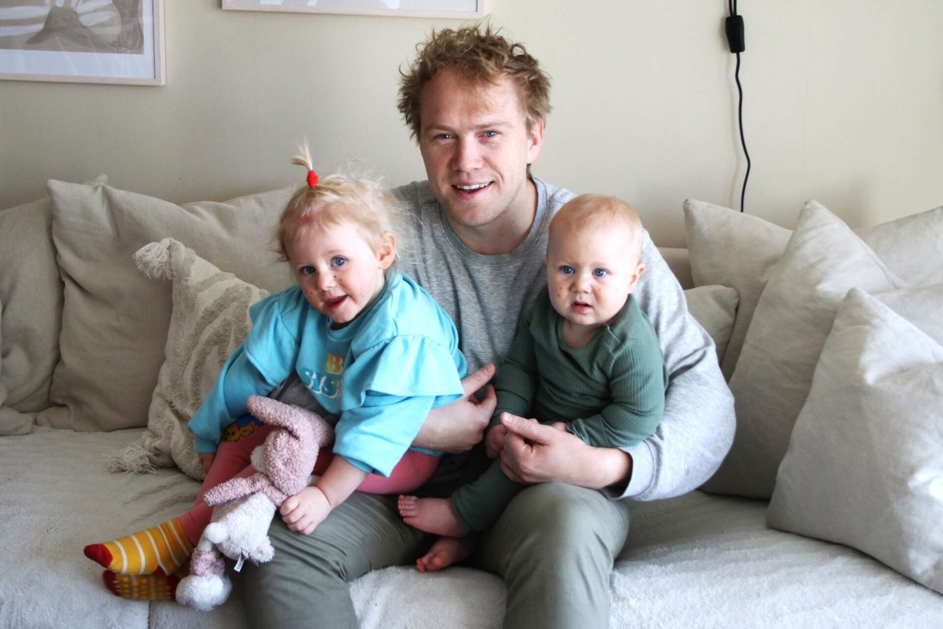 Erik Svanström tillsammans med sina barn Beda, snart tre år, och Beppe, tio månader.