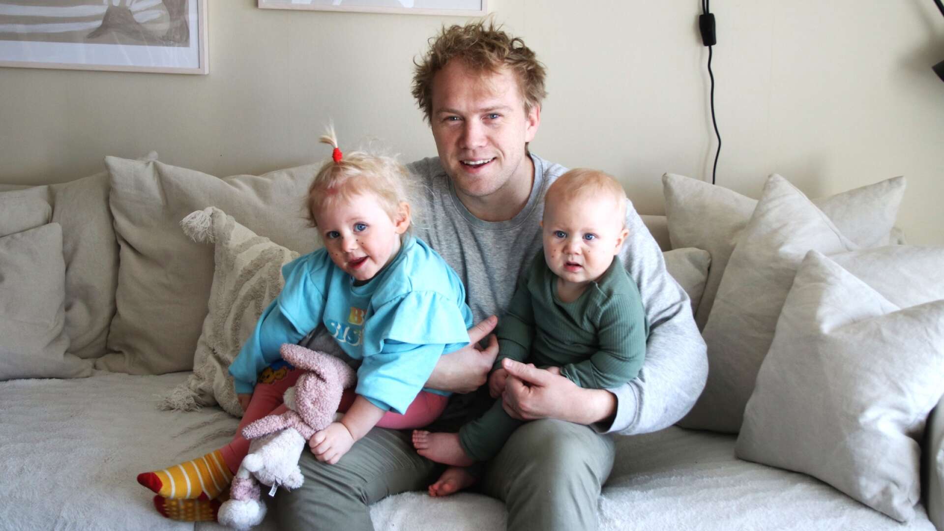 Erik Svanström tillsammans med sina barn Beda, snart tre år, och Beppe, tio månader.