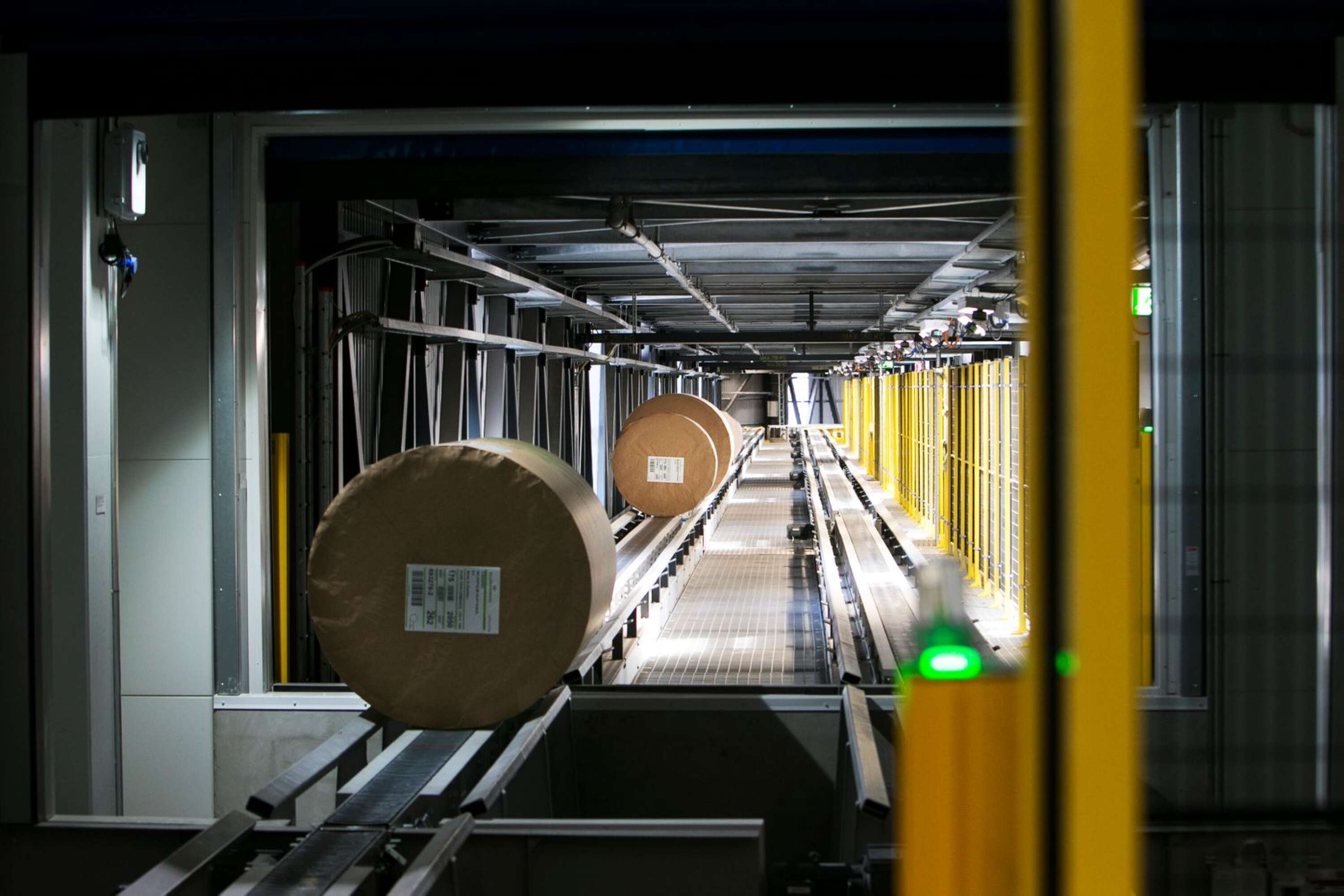 Färdiga, etiketterade kartongrullar på väg ut till lagret för vidare transport till kunder över hela världen.