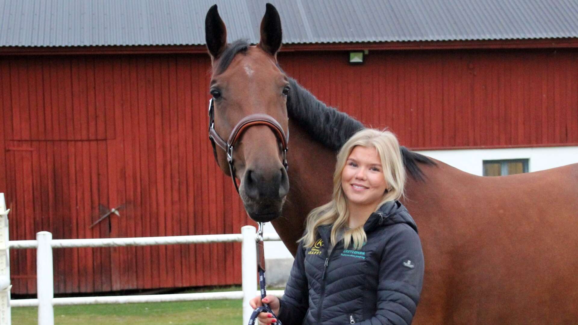 15-åriga Millie Johansson tillsammans med 8-åriga stoet Nova under ett besök tillbaka hemma på gården i Klässbol en ledig helg.
