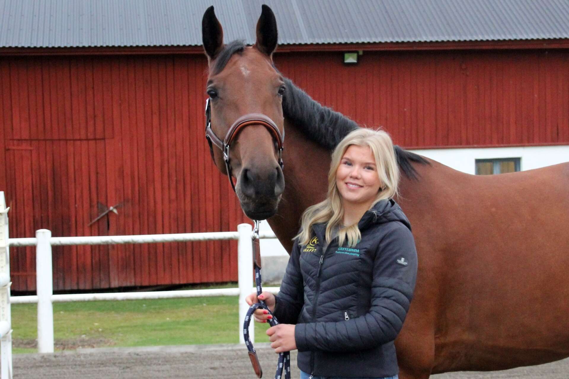 15-åriga Millie Johansson tillsammans med 8-åriga stoet Nova under ett besök tillbaka hemma på gården i Klässbol en ledig helg.
