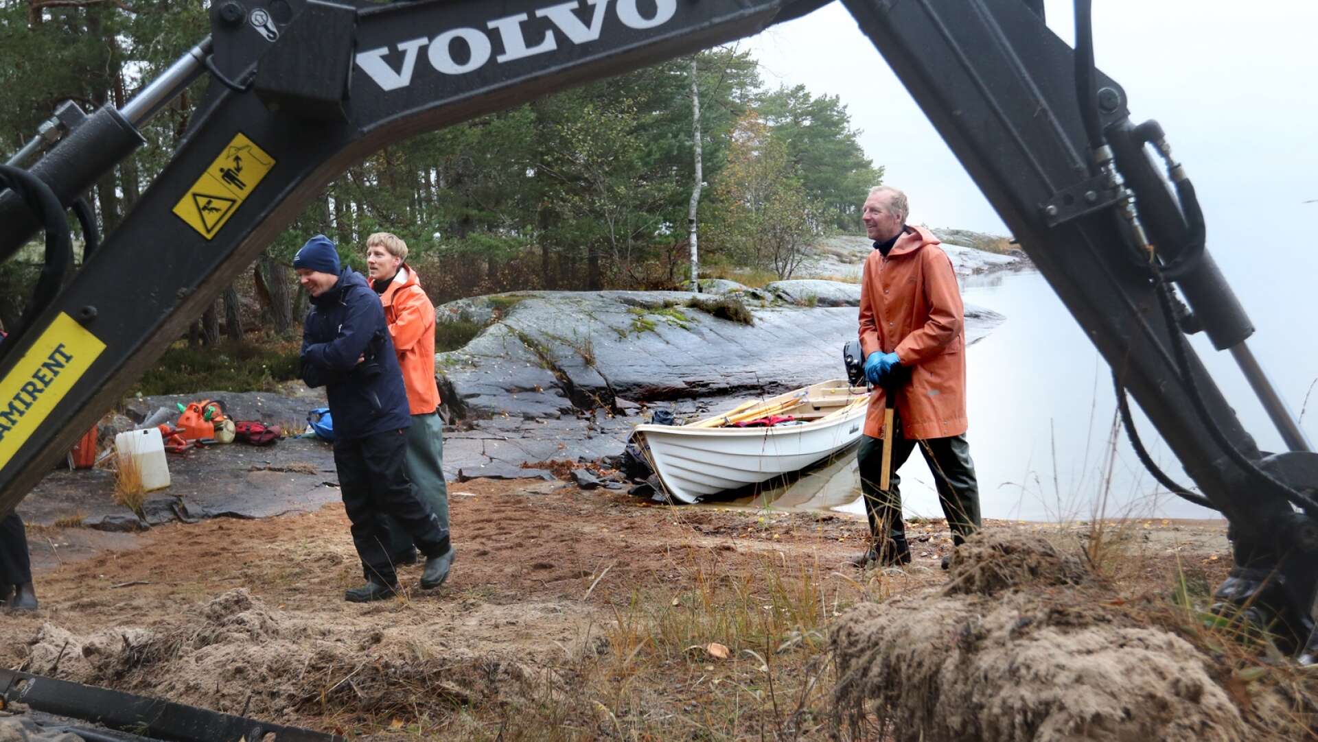Andreas Furustam från länsstyrelsen, samt Alexander Lindblad Ernvik och Björn Isvi ser över restaureringen av Sandviken på Kalvöarna. Man ser stor skillnad där sandytan återställts.