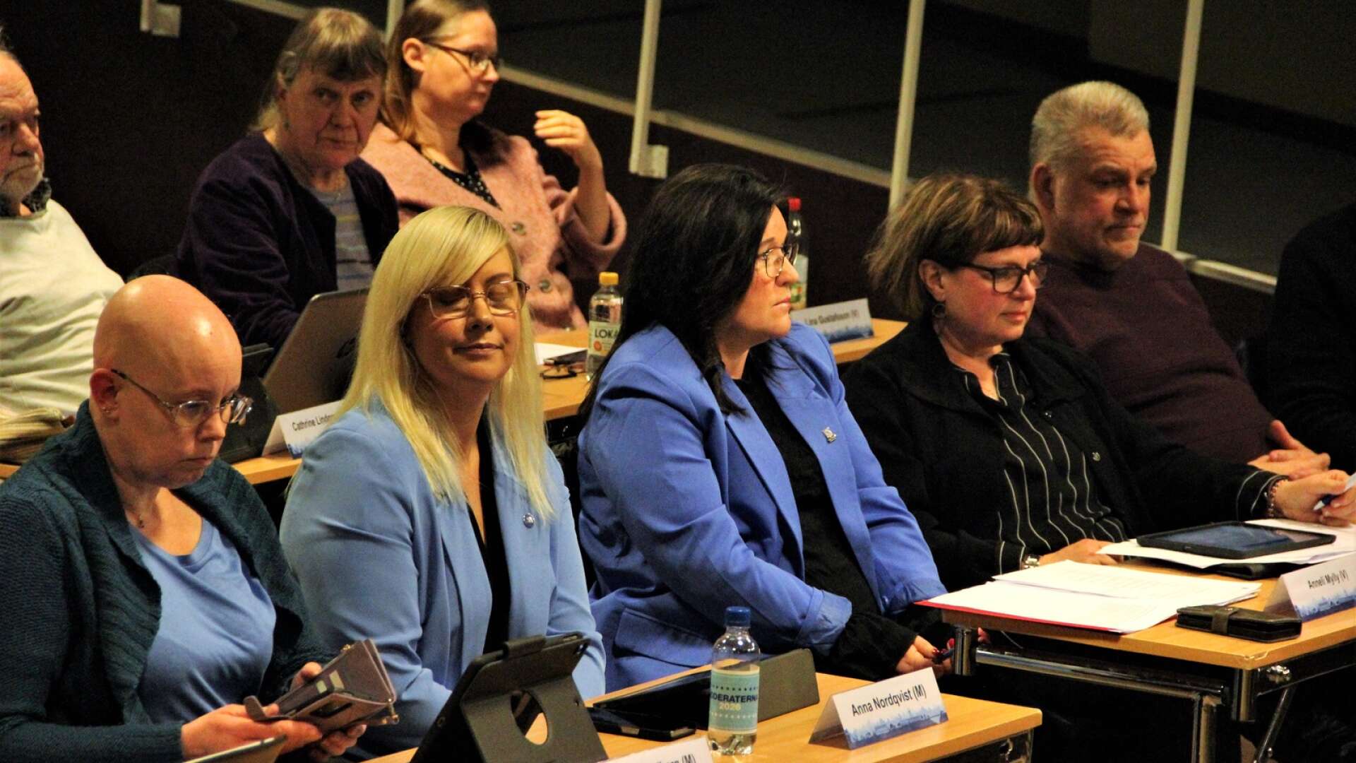 Bild från tidigare möte i Degerfors kommunfullmäktige där socialnämndens vice ordförande Ingela Sundberg (M) och ordförande Torbjörn Holm (V) syns till vänster och till höger längst fram i bild. 