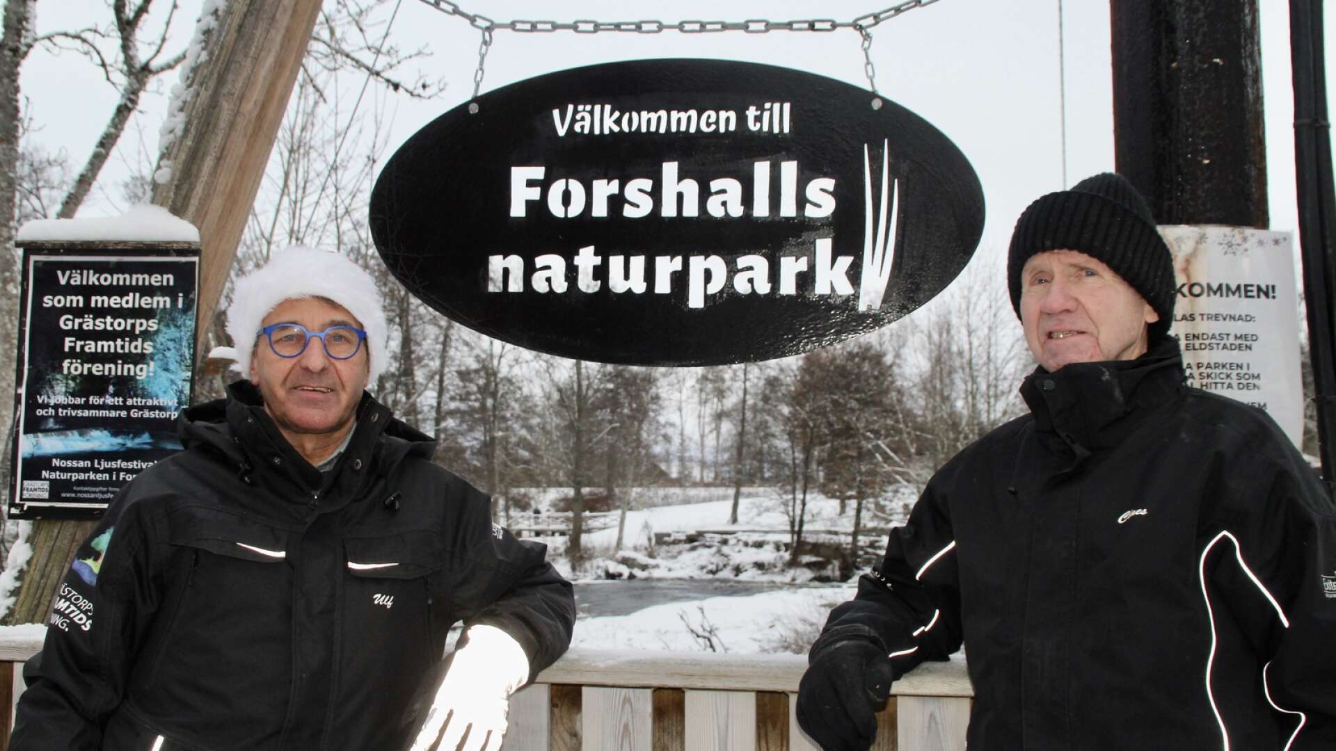Ulf Henningsson och Claes Eriksson från Framtidsföreningen i Grästorp ser fram emot att fylla Forshall med julkänsla. På bilden står de framför naturparkens nya skylt. 