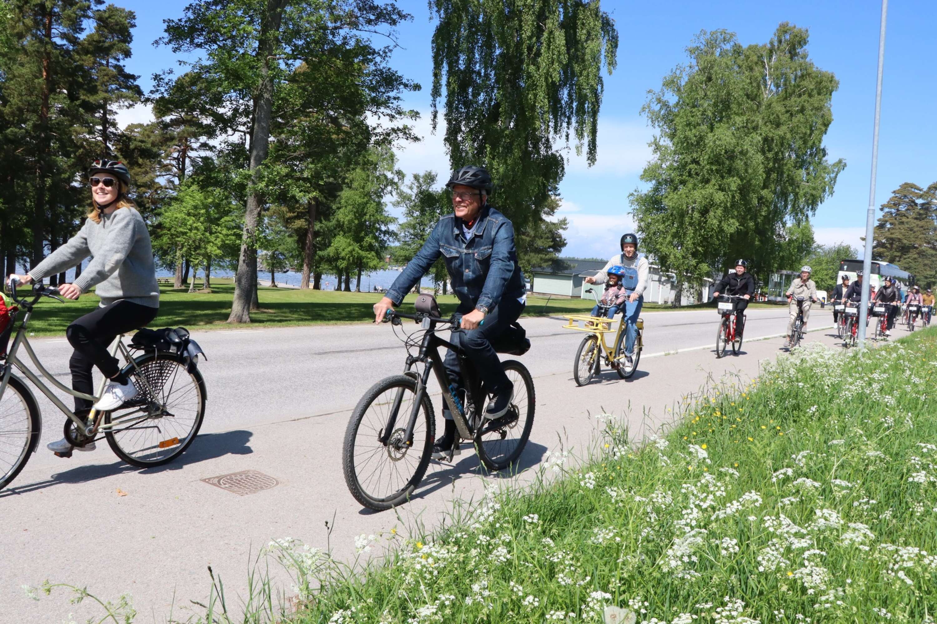 Här rullar cyklister fram på Vänerleden vid Badängsparken i Otterbäcken.