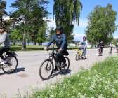 Här rullar cyklister fram på Vänerleden vid Badängsparken i Otterbäcken.