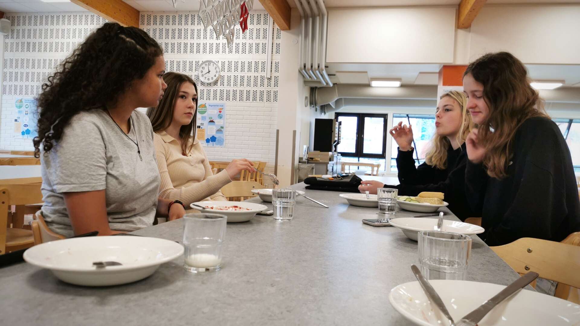Maryam Ismail Johansson, Lisa Karlsson, Josephine Staake Modig och Vilma Melin samlar sitt kompisgäng för att äta frukost på Södermalmsskolan.