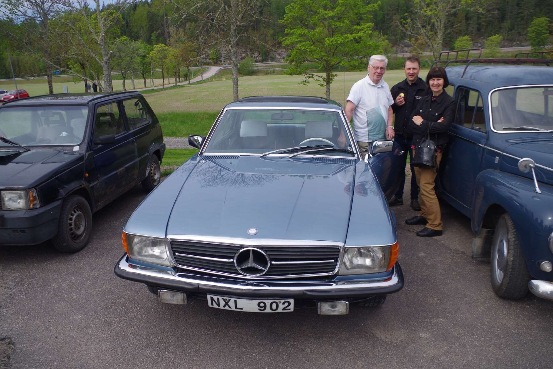 Bosse Rodén har hela tio veteranbilar och denna gång plockade han ut sin Mercedes SLC som är närmare 50 år gammal. Hustru Sonja och sonen Martin får följa med ibland.