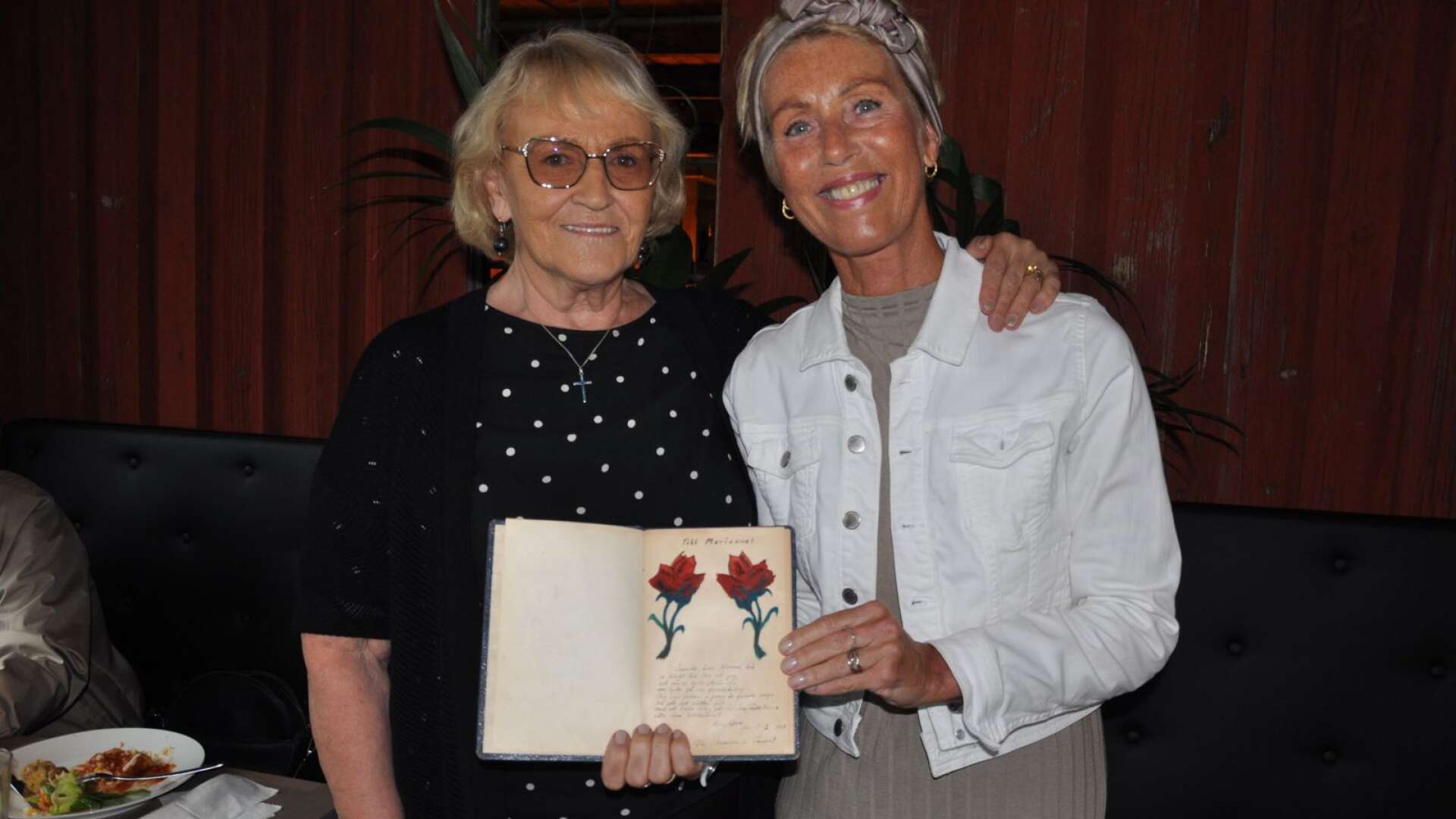 Anna Karin Wallin och Susanne Andersen (dotter till Elvy Marianne Andersen) med poesiboken.