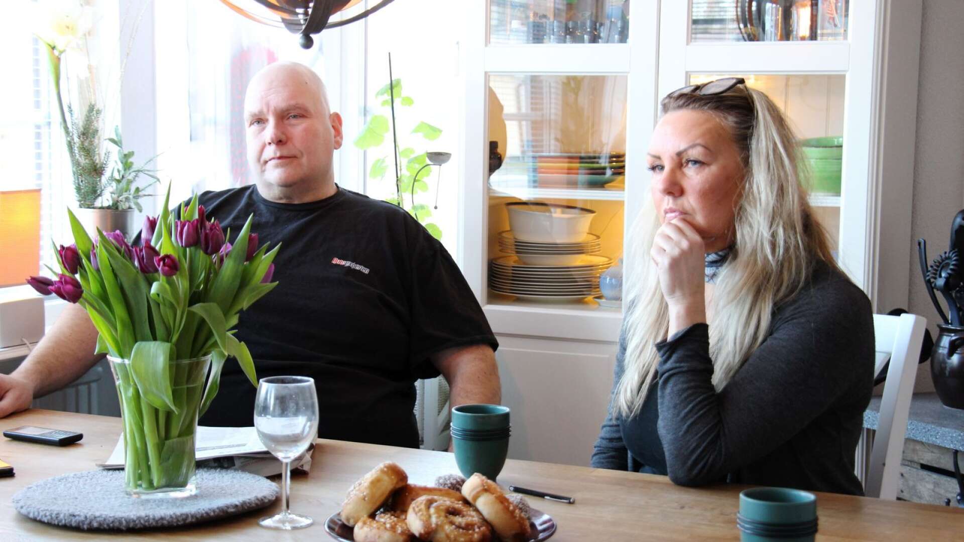 Mats &quot;Kalle&quot; Lindgren och Kajsa Envall miste sin mor innan jul. Syskonen vittnar om en kommunal äldrevård med otillgängliga chefer och personal som sliter hårt.