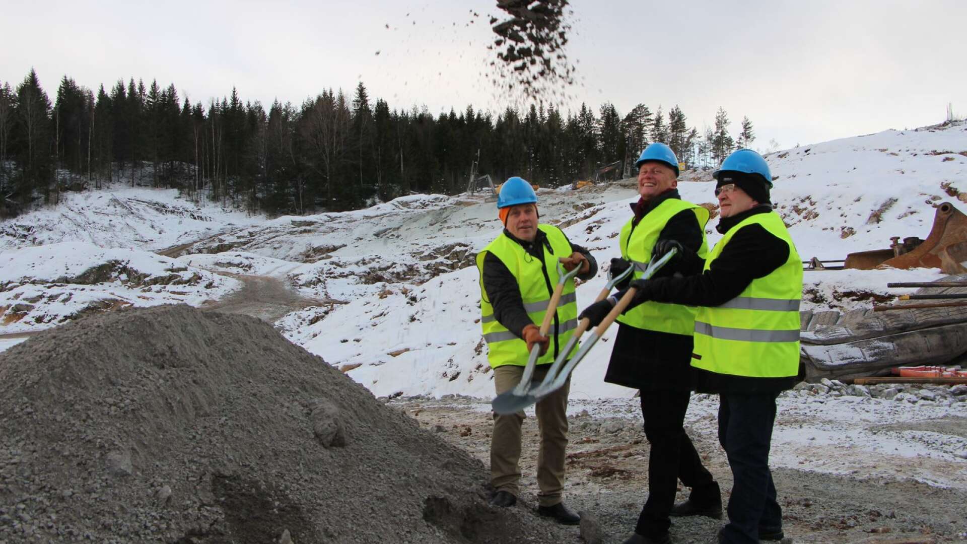På måndagen togs första spadtaget för nya tullstationen vid riksgränsen längs E18. På bilden ses från vänster entreprenören Mavabs vd Örjan Gustafsson, kommunalrådet Daniel Schützer (S) och Hans Olsson, konsult på Tullverket.
