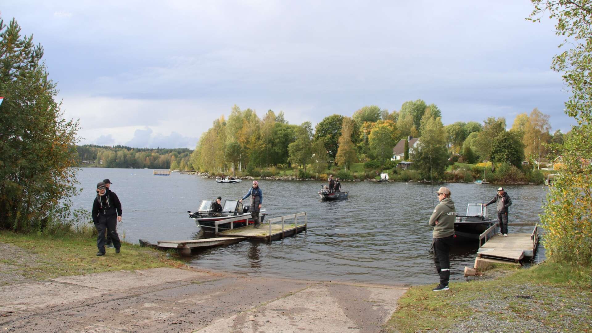 Deltagarna återvänder efter en hel dags fiske på sjön Yngen. 