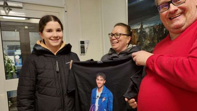 Saga Jordan vann en signerad t-shirt. Här tillsammans med mamma Monica och Magnus Carlsson på NKP