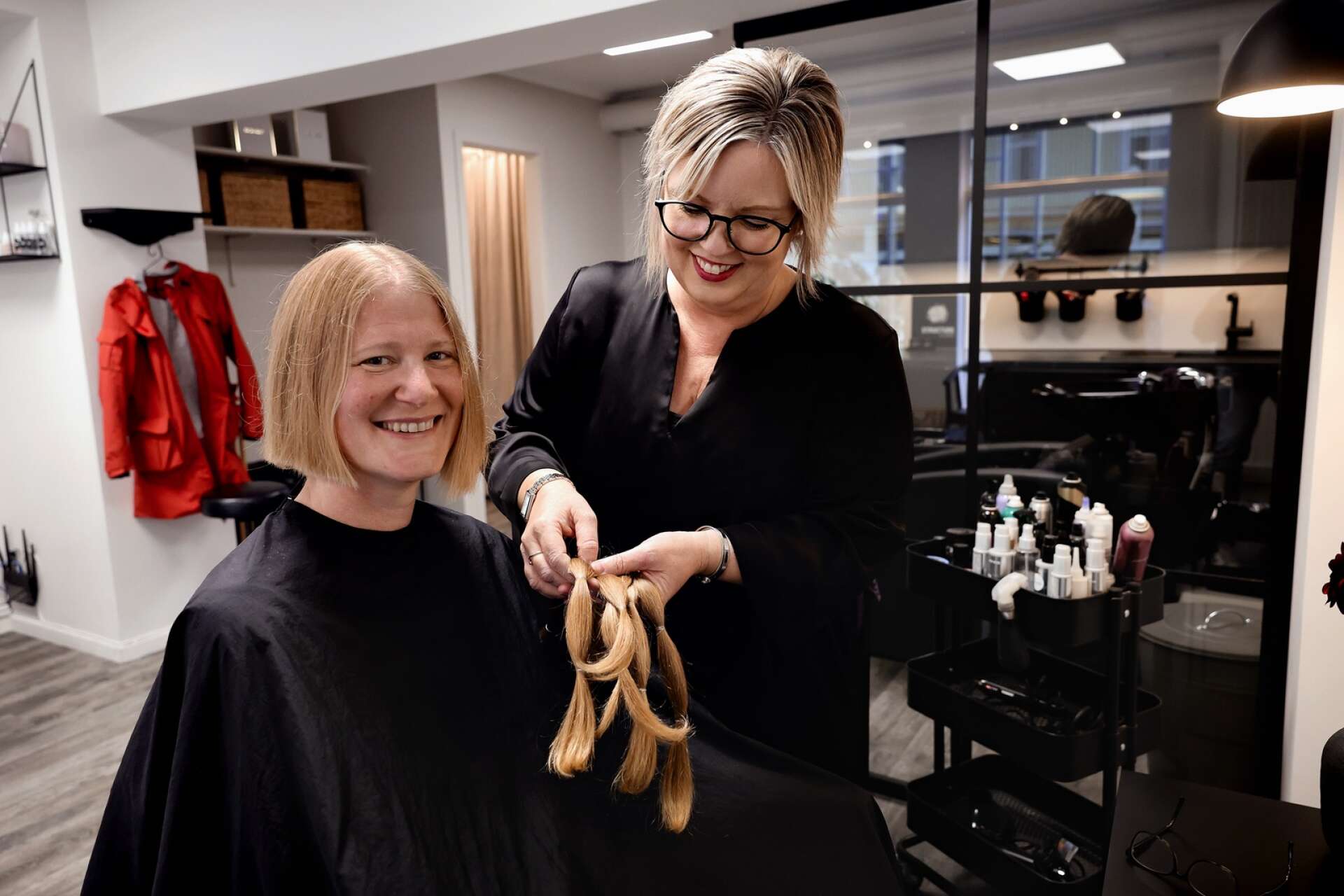 Matilda Andin från Lidköping har under de senaste tio åren donerar sitt hår till barn som tappat håret på grund av cancerbehandling. ”Om man kan bidra till att någon kan få känna sig hemma i sig själv och må bättre så tänker jag att det är värt att göra detta”, säger hon.