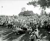 Många somrar i rad lockade Dusekvällar storpublik. Tusentals personer slog sig ner för att låta sig underhållas av både lokala medverkande och gästartister. Bilden är från en Dusekväll 1993. 