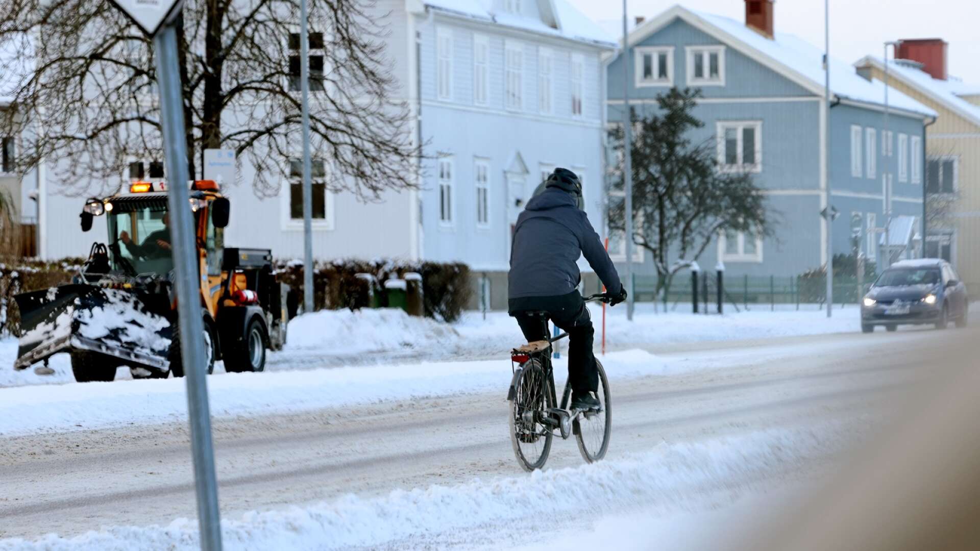 Signaturen Daniel, nattcyklare, tycker att Lidköping kommun är dålig på att röja snö från cykel- och gångvägar. Arkivbild.