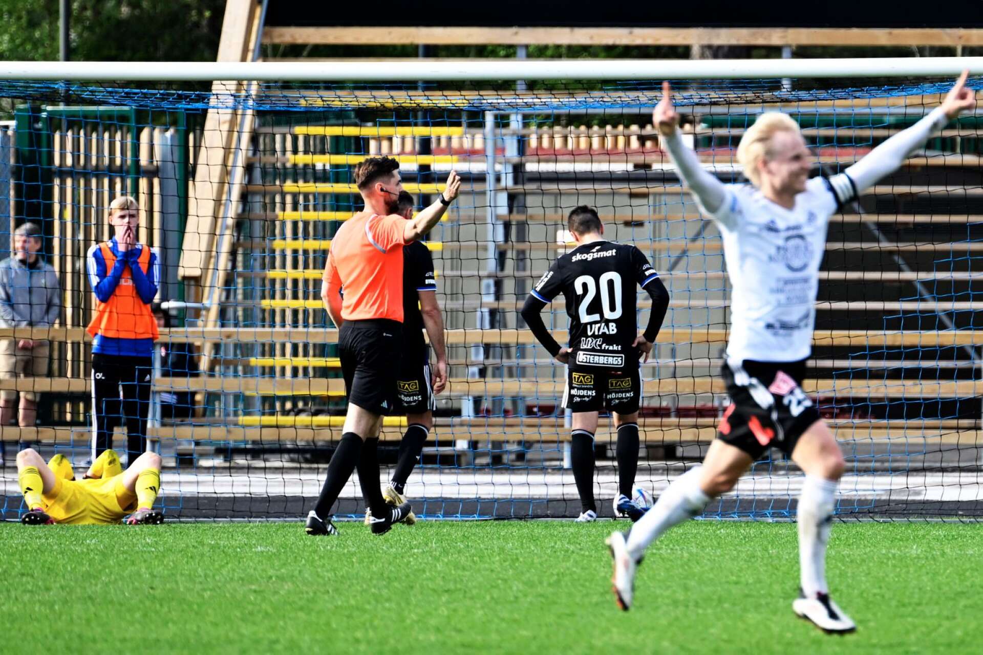Mathias Karlsson och de andra KF-spelarna deppar efter att ha fallit igenom fullständigt mot Motala.