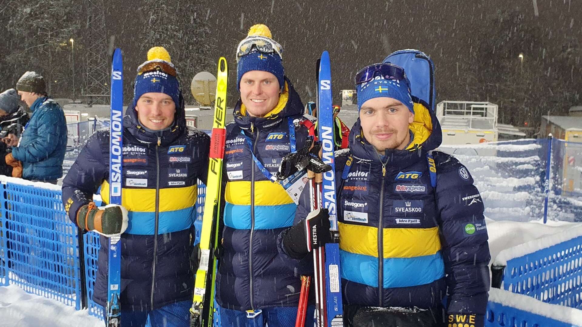 Viktor Brandt, Emil Nykvist och Oskar Brandt i Östersund efter träningen i fredagskvällens ymniga snöfall. Det ska klarna upp och bli kallare under helgen.
