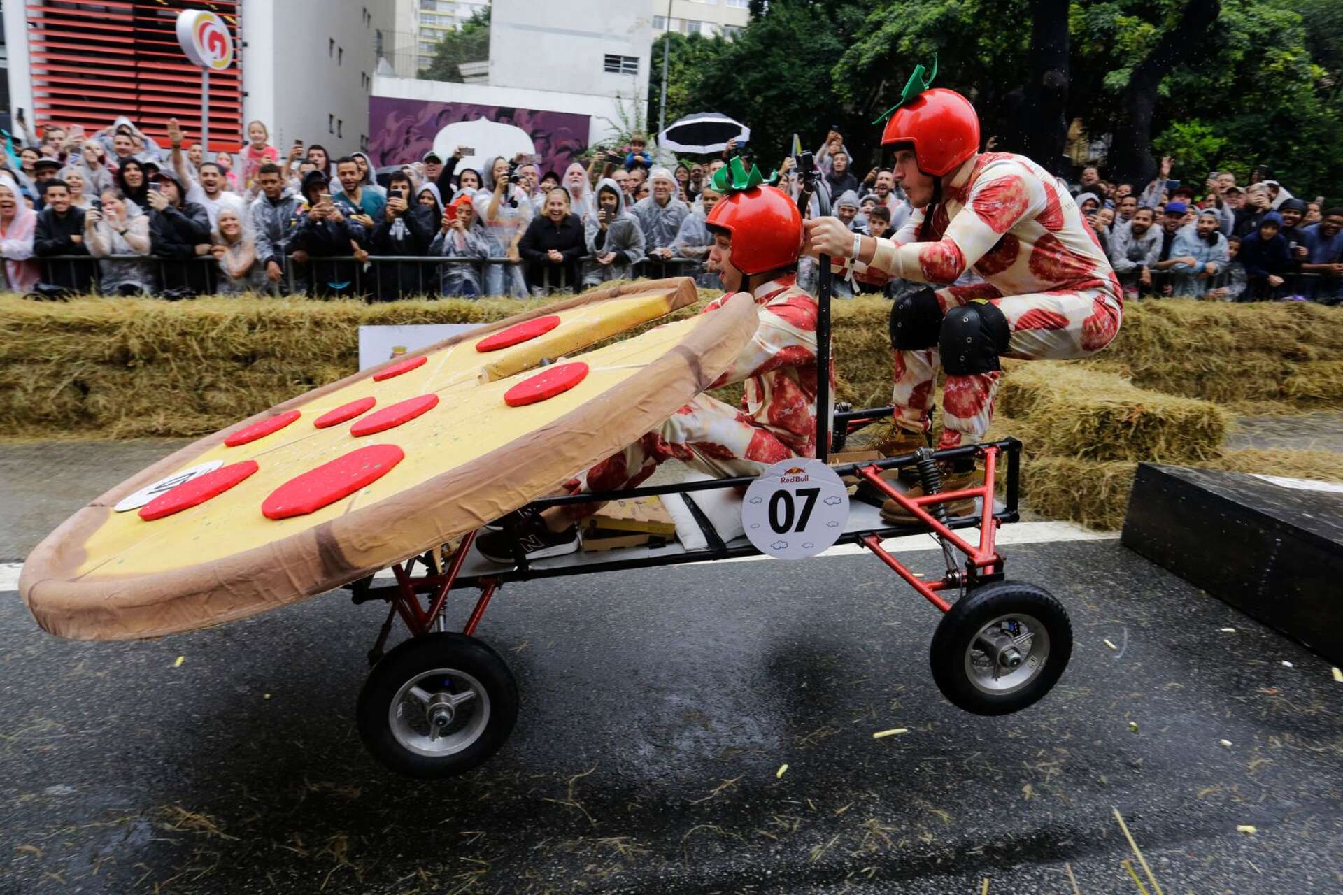 Red Bull Soapbox Race är inspirationen bakom The Crazy Race. Ju galnare fordon, desto bättre!